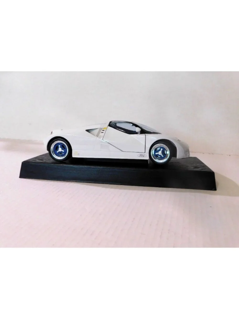 Maisto Special Edition Ford GT90 White 1:18 Diecast Scale Model